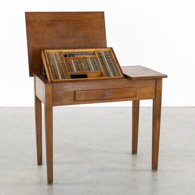 une image représentant un bureau en bois muni d'un tiroir