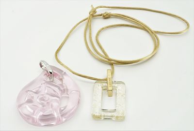 LALIQUE. Deux pendentifs en cristal, un rectangulaire et inc…