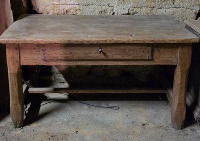 une table en bois surmontée d'un tiroir