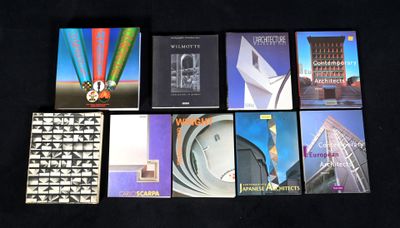 beaucoup de livres posés sur une table noire