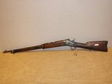 un fusil posé sur une table