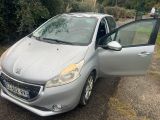 une voiture argentée garée sur le bord de la route