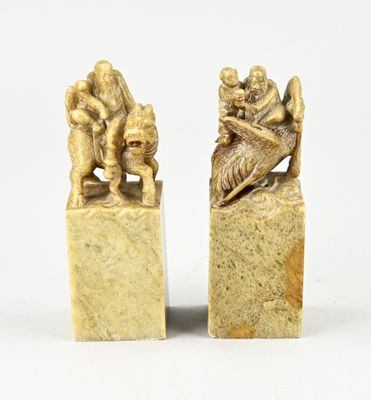 paire de serre-livres sculptés représentant un homme et une femme sur un rocher