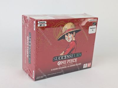 La boîte du jeu de cartes « One Piece » comporte l'image d'un homme portant un chapeau.