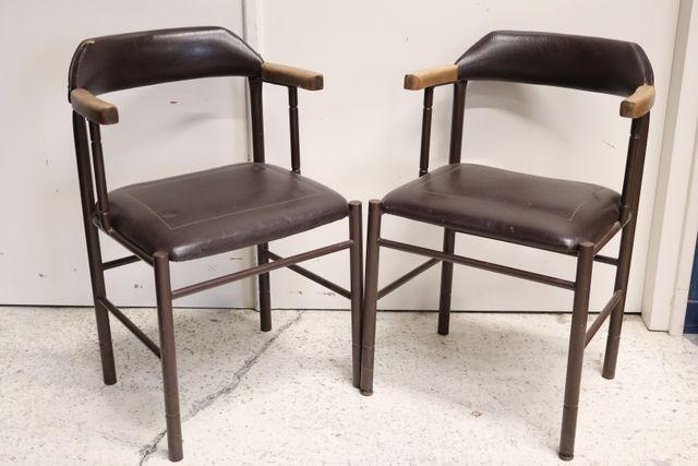INOVA Paris – Paire de chaises à fût tubulaire marron et accotoir...