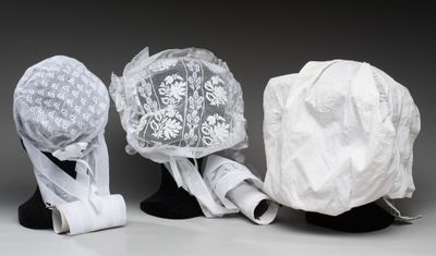 trois chapeaux sont alignés sur la tête d'un mannequin