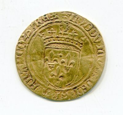 une vieille pièce d'or sur laquelle figure une couronne, posée sur un fond blanc