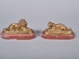 paire de lions anciens en bronze posés sur des socles en marbre rouge