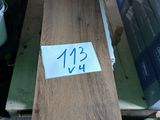 une longue table en bois sur laquelle est posée une étiquette de prix