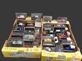 une boîte contenant un assortiment de petites voitures et de camions