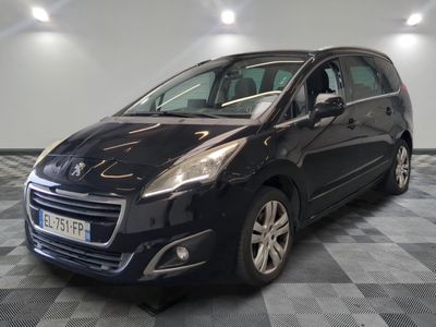 la petite voiture noire est garée dans une grande pièce