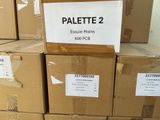 de nombreux cartons empilés les uns sur les autres dans un entrepôt
