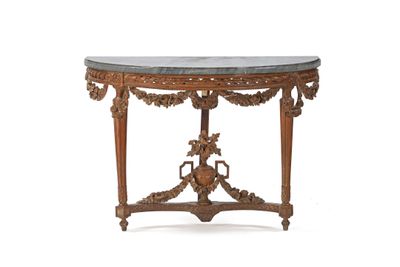 une table richement sculptée, avec un plateau en marbre sur fond blanc