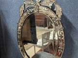 un miroir posé sur une table