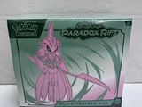 un gros plan sur une boîte de cartes à collectionner Pokémon posée sur une table
