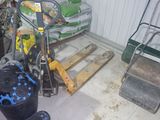 un tas d'ordures dans un garage, à côté d'une palette