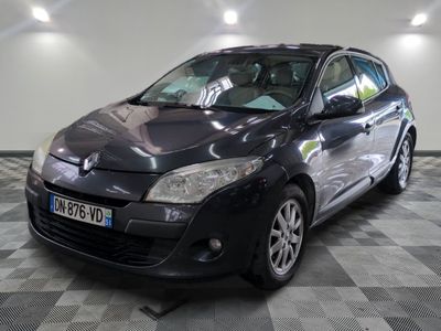 la photo d'une voiture garée dans un garage