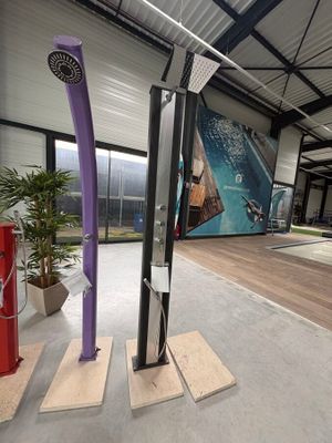 une douche et une pomme de douche au milieu d'une pièce