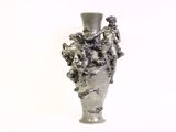 un vase en argent contenant un bouquet de fleurs