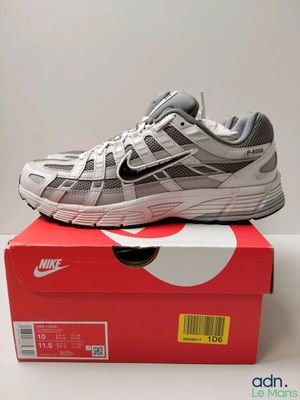 a pair of nike running shoes on top of a box