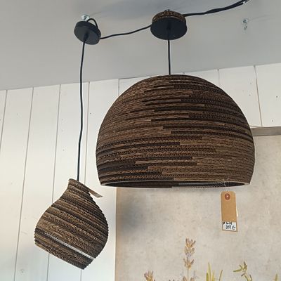 deux lampes suspendues au plafond au-dessus d'une table