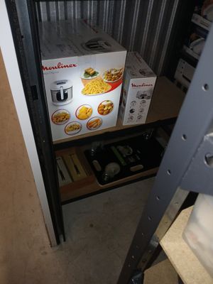 une boîte de nourriture posée sur une étagère dans une cuisine