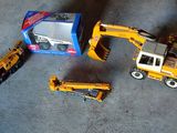 un camion miniature et un autre camion miniature par terre