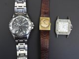 deux montres sont assises l'une à côté de l'autre sur une table