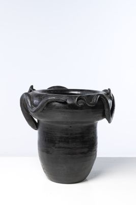 un vase noir posé sur une table