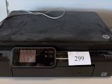 une imprimante noire posée sur une table, avec une étiquette de prix dessus