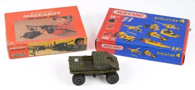 deux véhicules militaires miniatures et une boîte posés sur une surface blanche