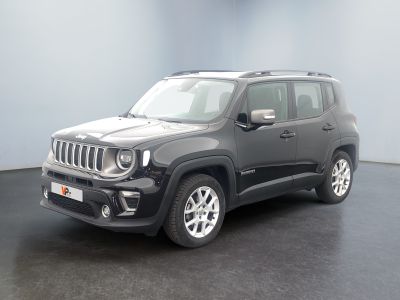 La Jeep Renegade est garée dans une grande pièce au sol noir.