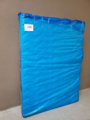 un matelas bleu emballé dans du plastique