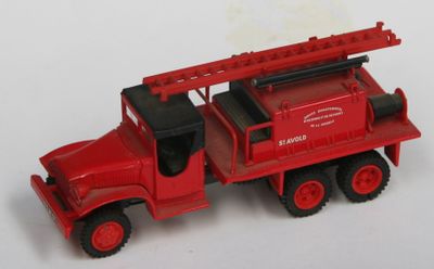 un camion de pompiers rouge équipé d'une échelle à l'arrière