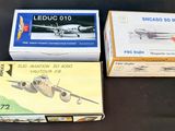 trois boîtes de maquettes d'avions posées sur une table