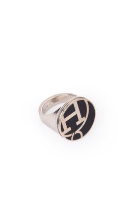 une bague en argent ornée d'un logo en noir et blanc
