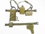 une image représentant une paire d'étuis et une ceinture sur fond blanc