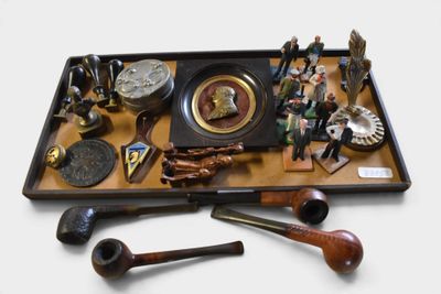 un plateau sur lequel se trouvent de nombreux objets divers