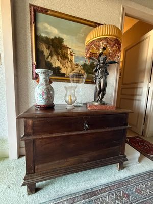 une table sur laquelle se trouvent une lampe et un vase