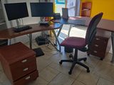 une photo d'un bureau à domicile avec un bureau et deux écrans