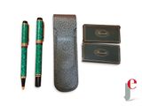 un stylo et un étui à stylos posés l'un à côté de l'autre