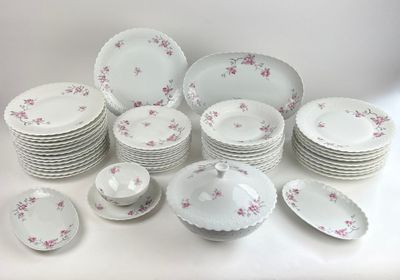 beaucoup d'assiettes et de bols posés sur une table