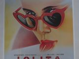 une image d'une affiche de film intitulée « Lolitaa » représentant le visage d'une femme portant des lunettes de soleil