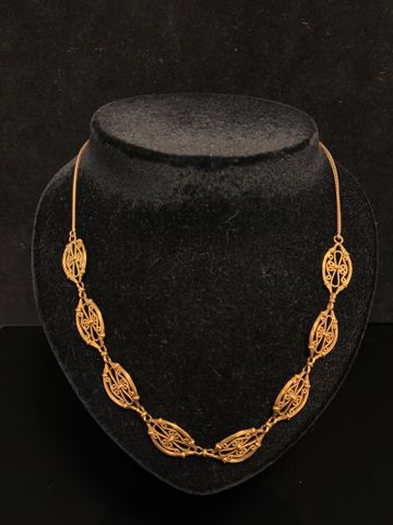 Collier en or à décor de maillons filigranés. En règle. Poids bru...