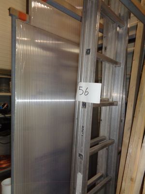 une porte métallique sur laquelle est accrochée une pancarte, dans une pièce