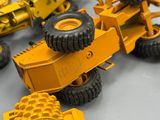 de nombreux camions miniatures posés sur une table