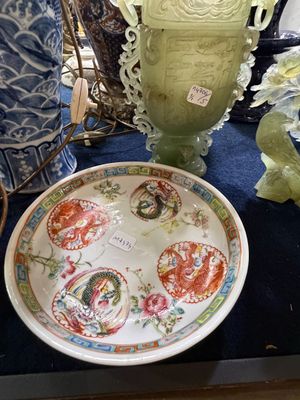 Plusieurs vases et assiettes sont posés sur une table dans une pièce