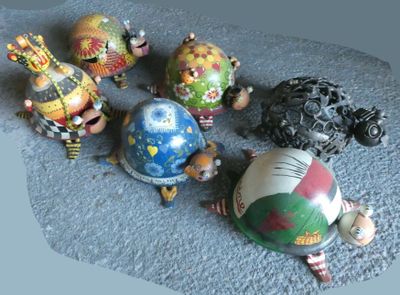 de nombreuses figurines posées par terre
