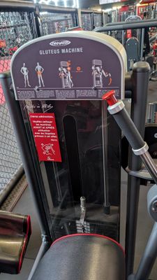 a gym machine that is in the middle of a room