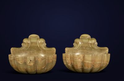 paire de vases en jade jaune sculpté, Chine, XXe siècle